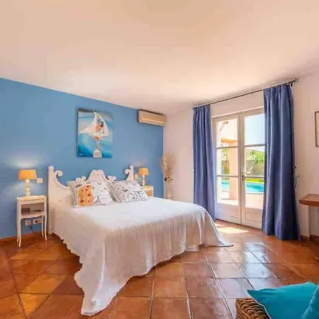 Σπίτι διακοπών Charming House With Swimming Pool