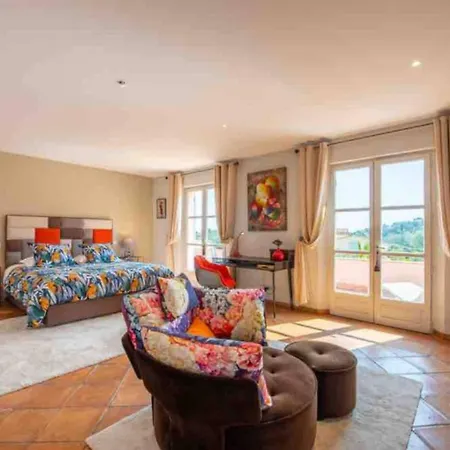 Charming House With Swimming Pool Nyaraló *